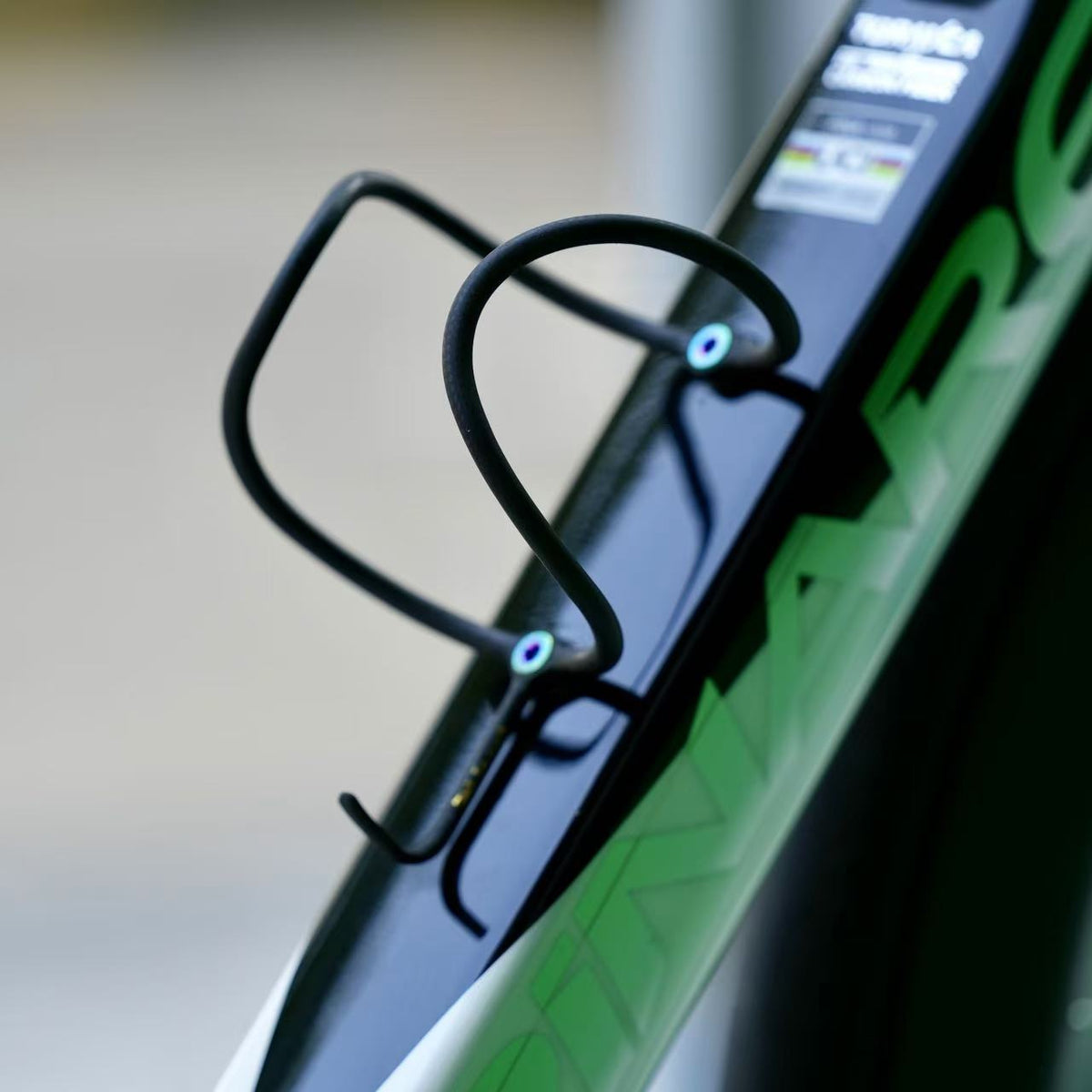 CyKleest ультралегкая бутылочная клетка из углеродного волокна – примерно 5 г (1 шт.) – с опциональными титановыми болтами