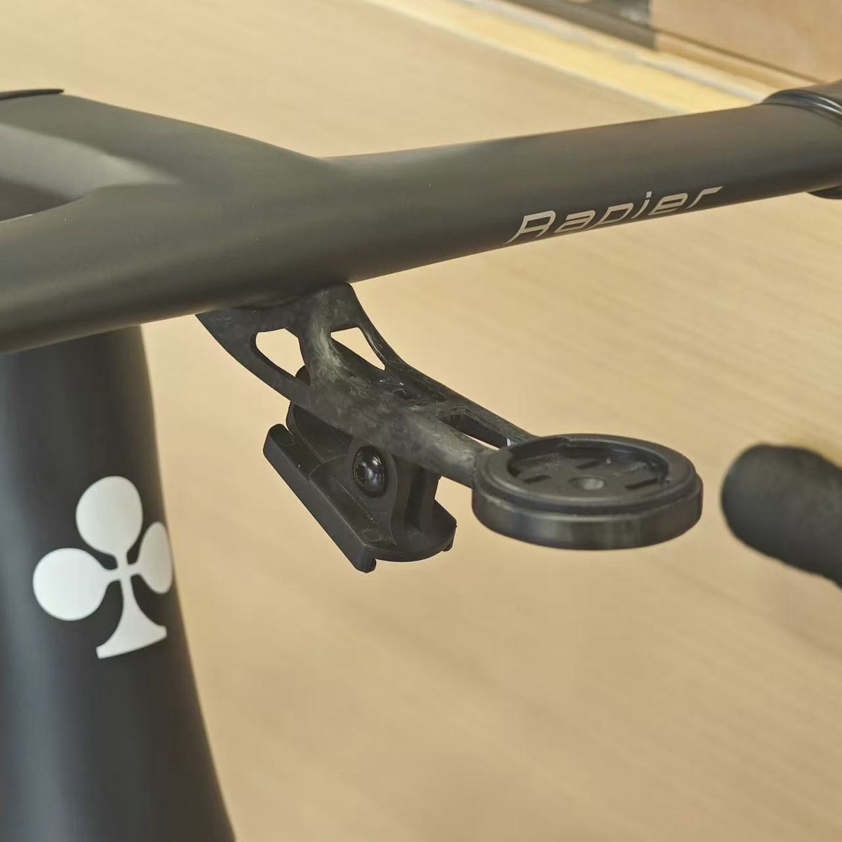 Support de compteur intégré en carbone Seka Spear / Rapier | Ultra-léger 10 g | Compatible Garmin 1050 | Vis en titane incluses