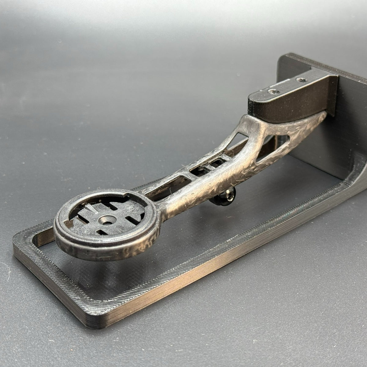 Support de compteur intégré en carbone Seka Spear / Rapier | Ultra-léger 10 g | Compatible Garmin 1050 | Vis en titane incluses