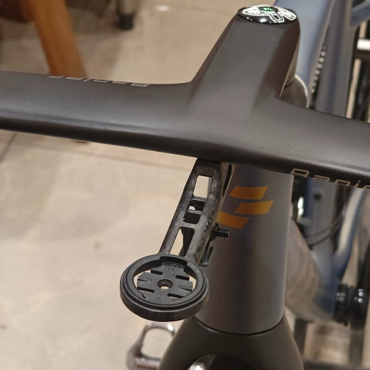 Support de compteur intégré en carbone Seka Spear / Rapier | Ultra-léger 10 g | Compatible Garmin 1050 | Vis en titane incluses